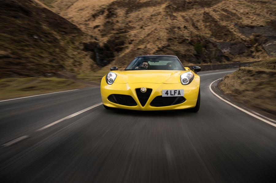  Alfa Romeo 4C Spider (960) 2015 года  (UK) (фото 19 из 23)